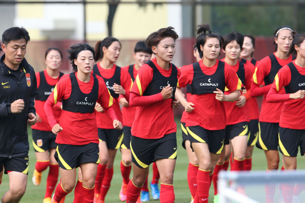 追光丨看王霜跳奥特曼舞,探营中国女足奥运集训