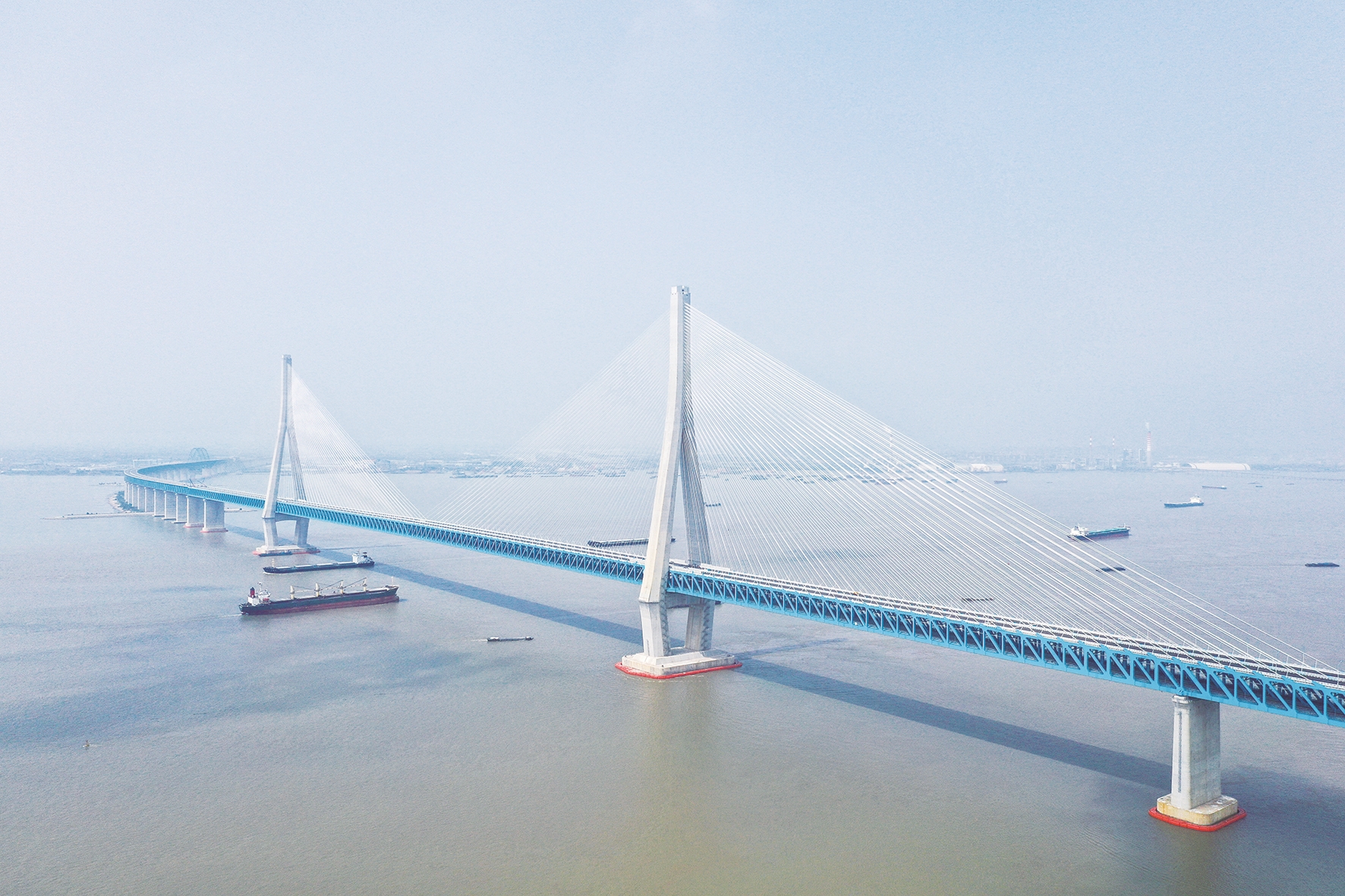 建成的世界上首座跨度超千米的公铁两用斜拉桥——沪苏通长江大桥.
