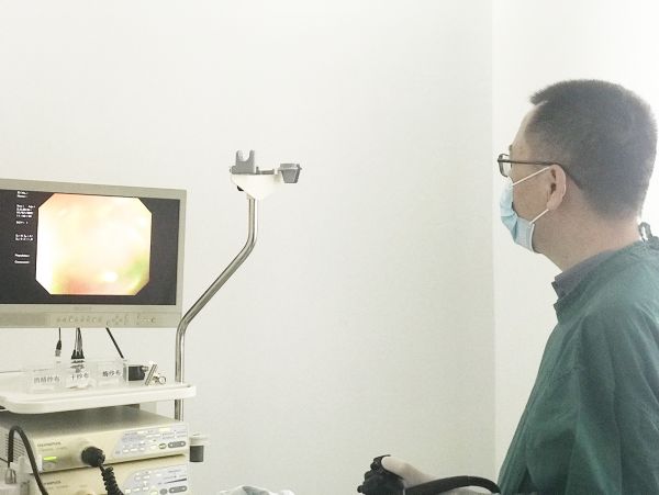 屈银宗主任医师在湖北省直属机关医院为患者做无痛肠镜检查.