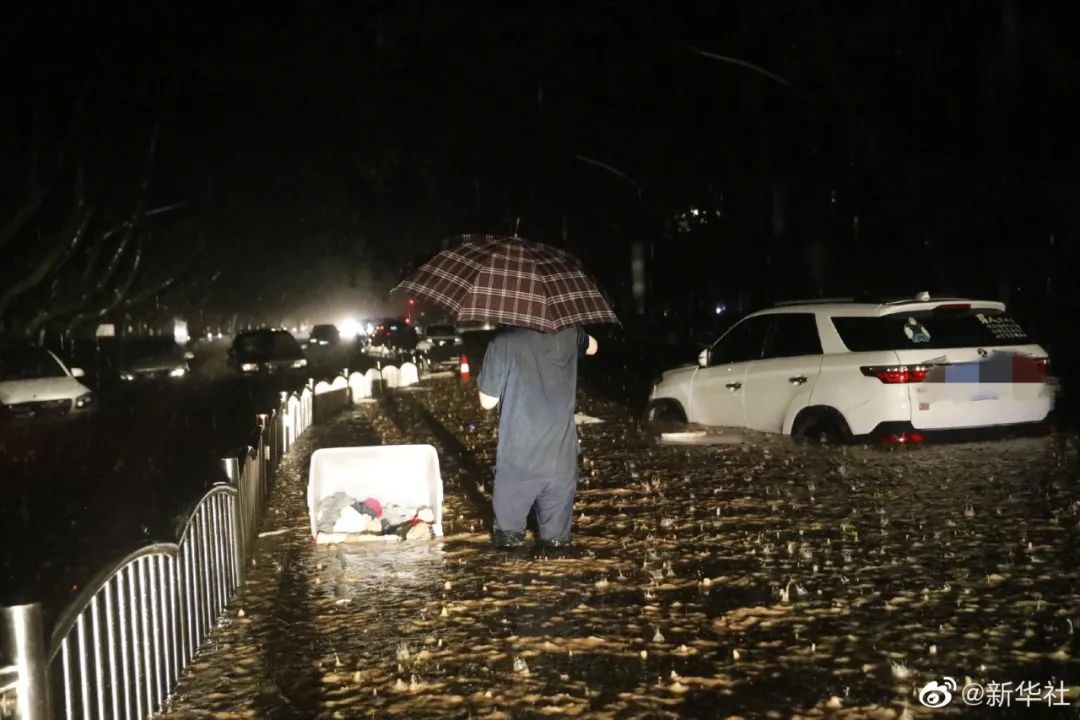 郑州洪灾已致12人死亡!大雨还在下,最新画面让人揪心