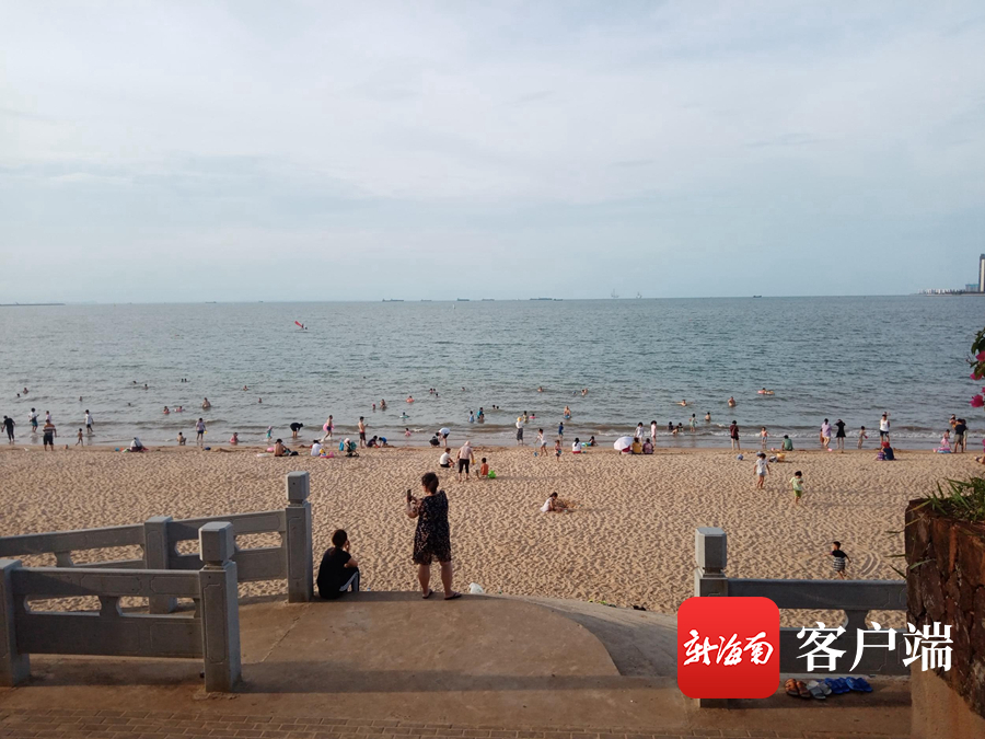 考虑到安全因素,18日,海口假日海滩开发管理有限公司提醒游客西秀海滩