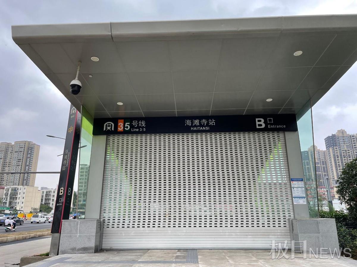 实探郑州地铁5号线:积水灌入负三层致列车停运,站点封闭,周边地面多处
