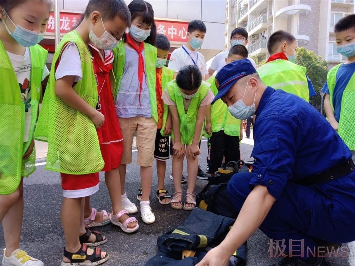 社区消防演练活动现场这群“小小消防员”唱主角(图2)