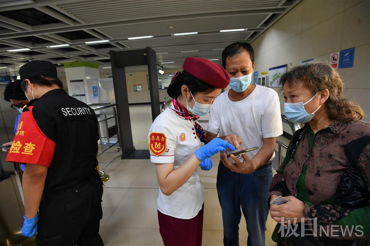 武汉地铁运营平稳有序,乘客实名扫码有序进站