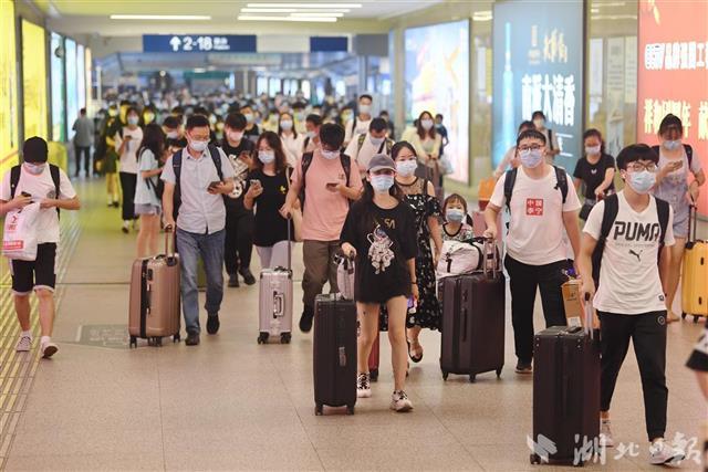 湖北中小学陆续错峰报到 铁路暑运迎来学生客流(图4)