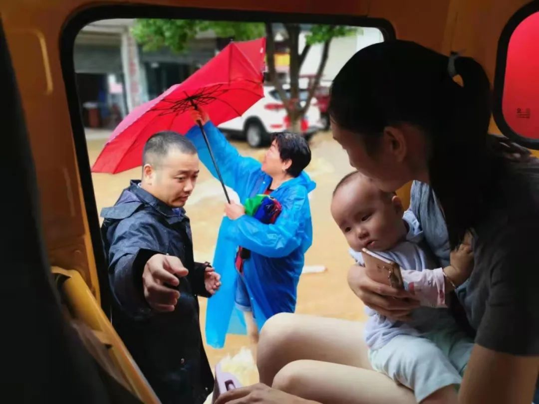 随州部分乡镇遭遇特大暴雨，抢险救援正在进行(图4)