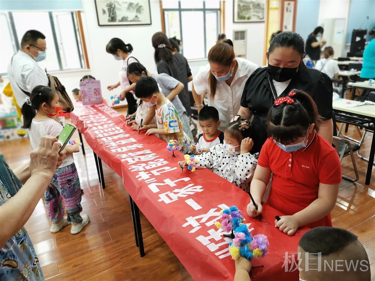 垃圾袋做成小树“全家总动员”学习手工制作变废为宝