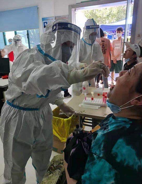 护士们互相鼓励坚守核酸检测阵地,华润武钢总医院50名白衣天使支援