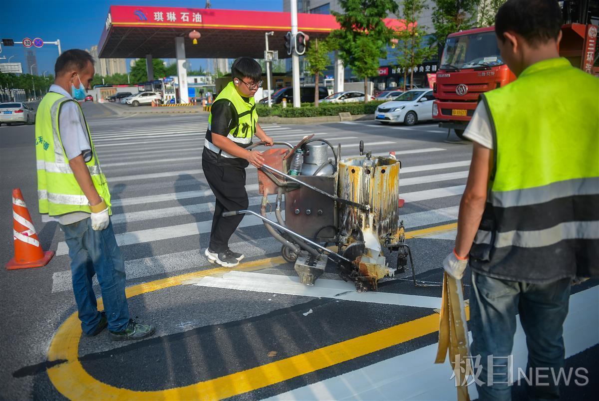 九游会老哥俱乐部快看！原来斑马线是这样画出来的(图2)