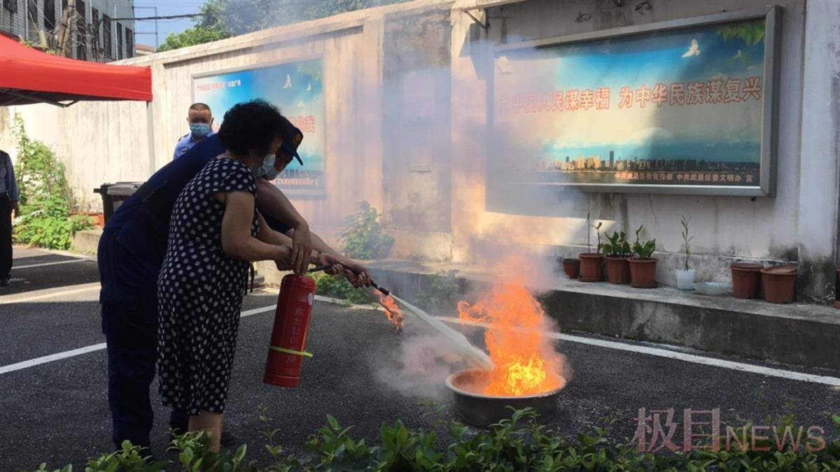 社区消防演练活动现场这群“小小消防员”唱主角(图3)