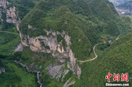 航拍贵州赫章悬崖上的"挂壁公路"