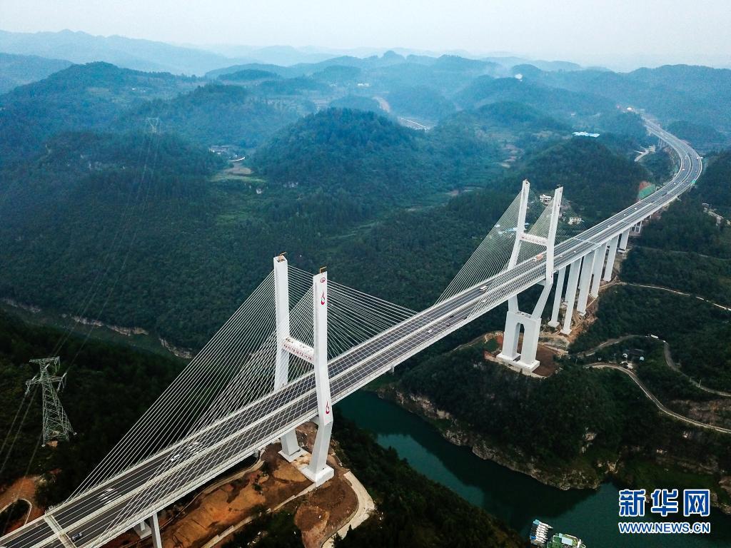 这是贵州平塘至罗甸高速公路平塘特大桥通车现场(2019年12月30日摄,无