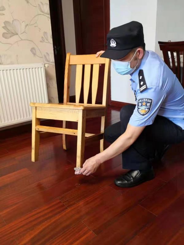 楼上楼下因噪音差点大打出手,社区民警上门"包凳脚" 促两家言和
