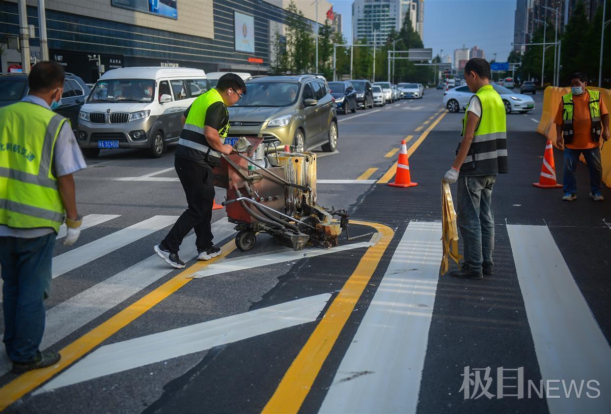 九游会老哥俱乐部快看！原来斑马线是这样画出来的(图1)