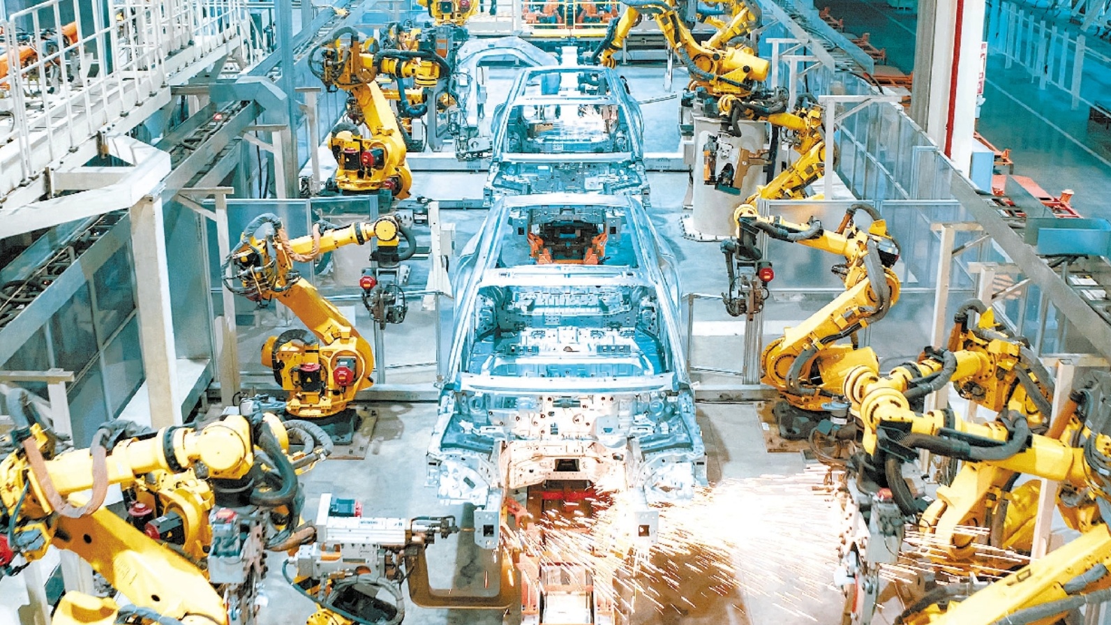 东风岚图汽车自动化率95%以上的焊装车间.