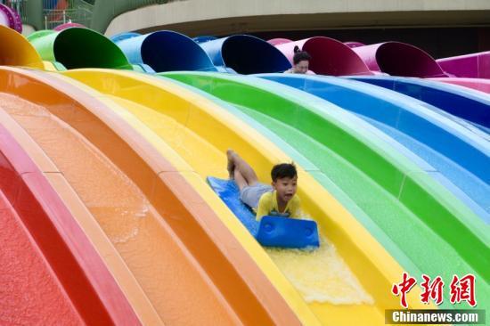香港海洋公园水上乐园17米高"八彩天梯"滑水道惹注目