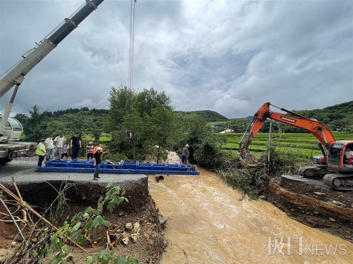 山洪冲垮施工便道,湖北京山4小时架起"连心桥"