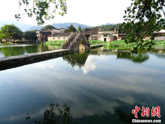 夏末初秋的安徽省黄山市黟县宏村景区蓝天白云,山清水秀,景色如画.