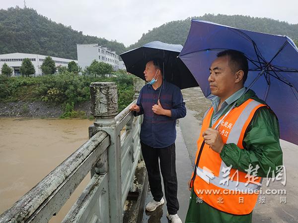 "8月29日,丹江口市丁家营镇组织两个防汛防洪突击队