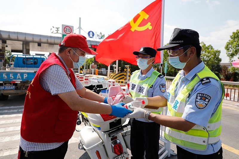 江苏扬州37年警龄民警抗疫一线退休 转身当志愿者继续坚守