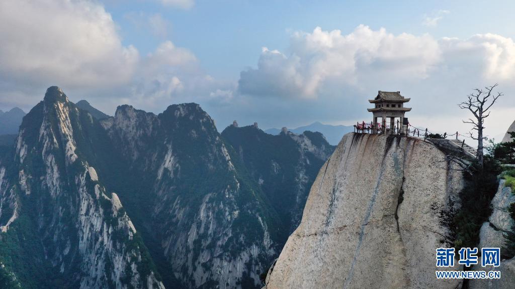 8月14日,云雾中的西岳华山风光(无人机照片.