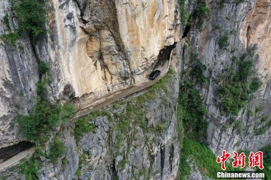 航拍贵州赫章悬崖上的"挂壁公路"