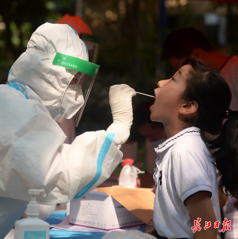 武汉市第一医院医护人员为武汉经开区居民进行核酸检测采样.