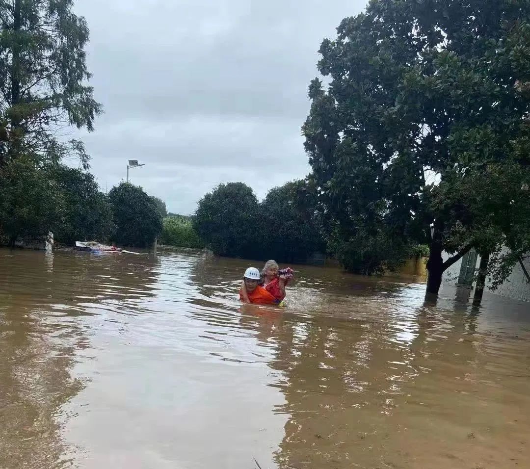 随州部分乡镇遭遇特大暴雨，抢险救援正在进行(图10)