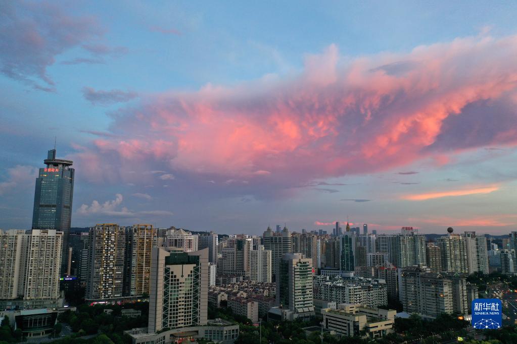 美丽晚霞掩映下的城市格外美丽.