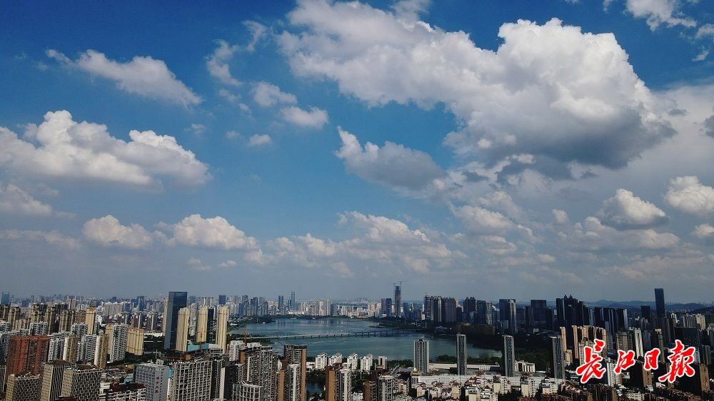 8月30日,武汉气温上升,天空能见度极好.