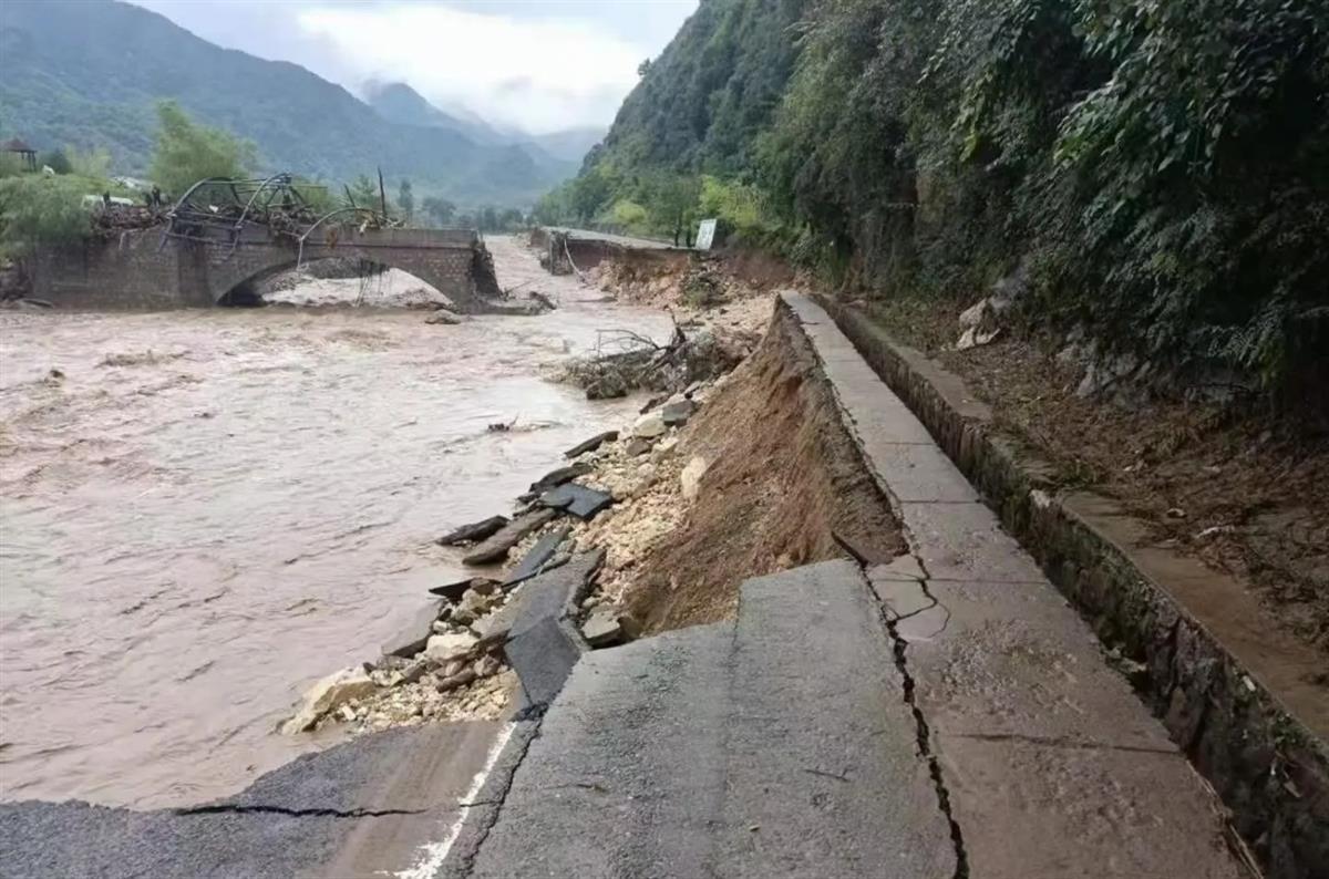西安蓝田暴雨致部分地区信号中断,3名抢修员途中连人带车失联