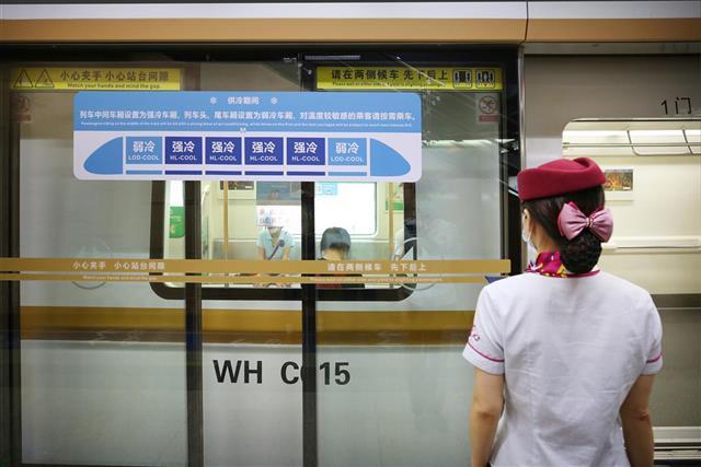 武汉地铁在轨道交通11号线等推出“弱冷车厢”