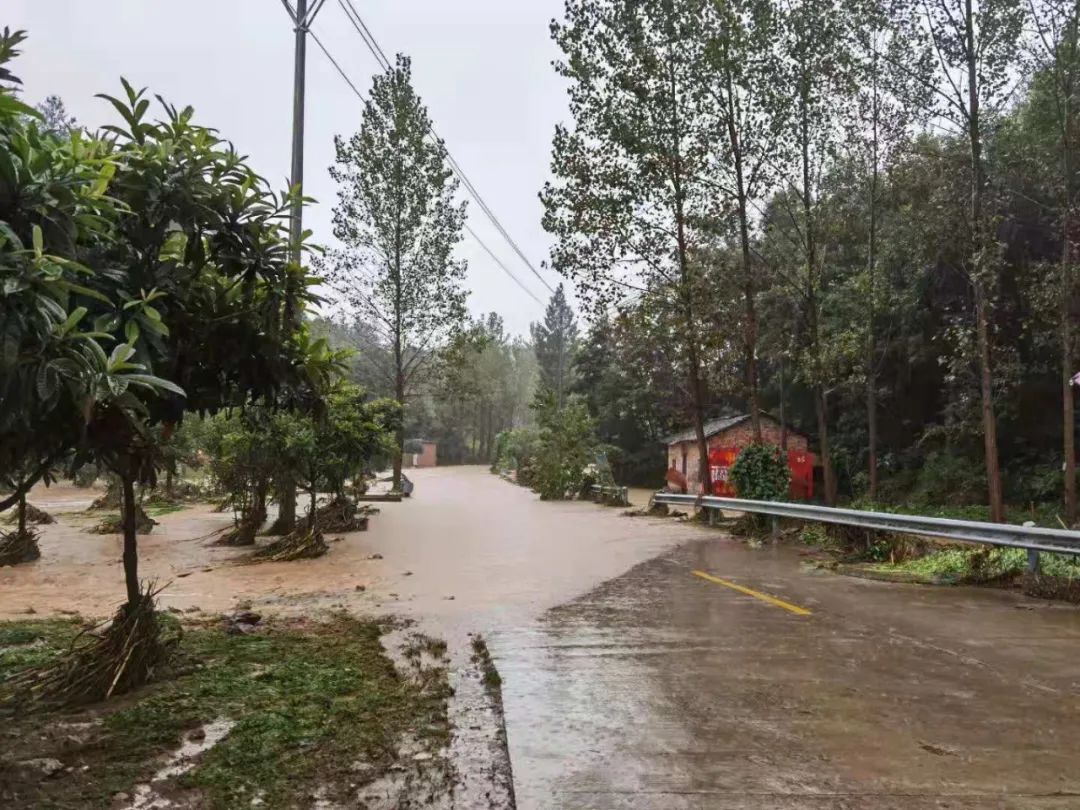 随州部分乡镇遭遇特大暴雨，抢险救援正在进行(图2)