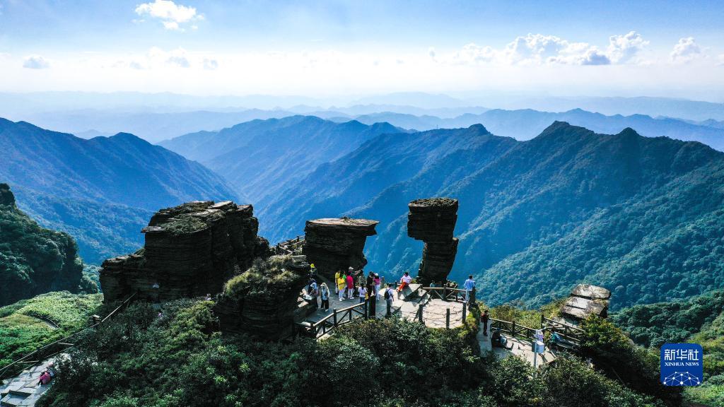 秋日,位于贵州省铜仁市的世界自然遗产地梵净山云雾缭绕,层峦叠翠.