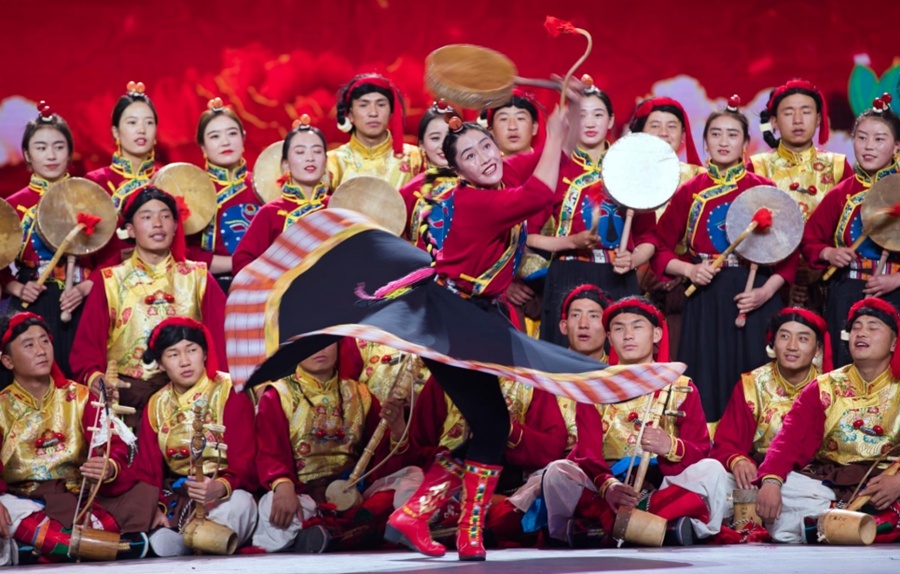 感恩之心;大型歌舞《五彩哈达献北京》表达了西藏各族人民坚决拥护党