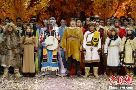 中国鄂伦春文化服饰秀亮相中国国际时装周
