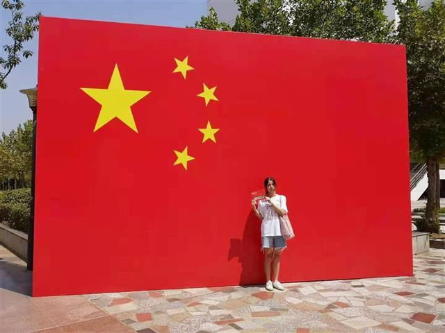 武汉商学院迎来3100名新生 入校首站"我与国旗共合影"