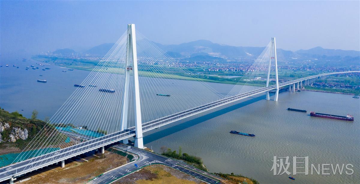 武穴长江大桥25日零时通车,从武穴到阳新过江仅5分钟,以前绕道需2小时
