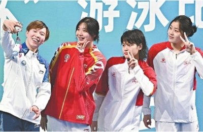 武汉选手陈洁(左一)和奥运联合队队友唐钱婷,余依婷和吴卿风在颁奖