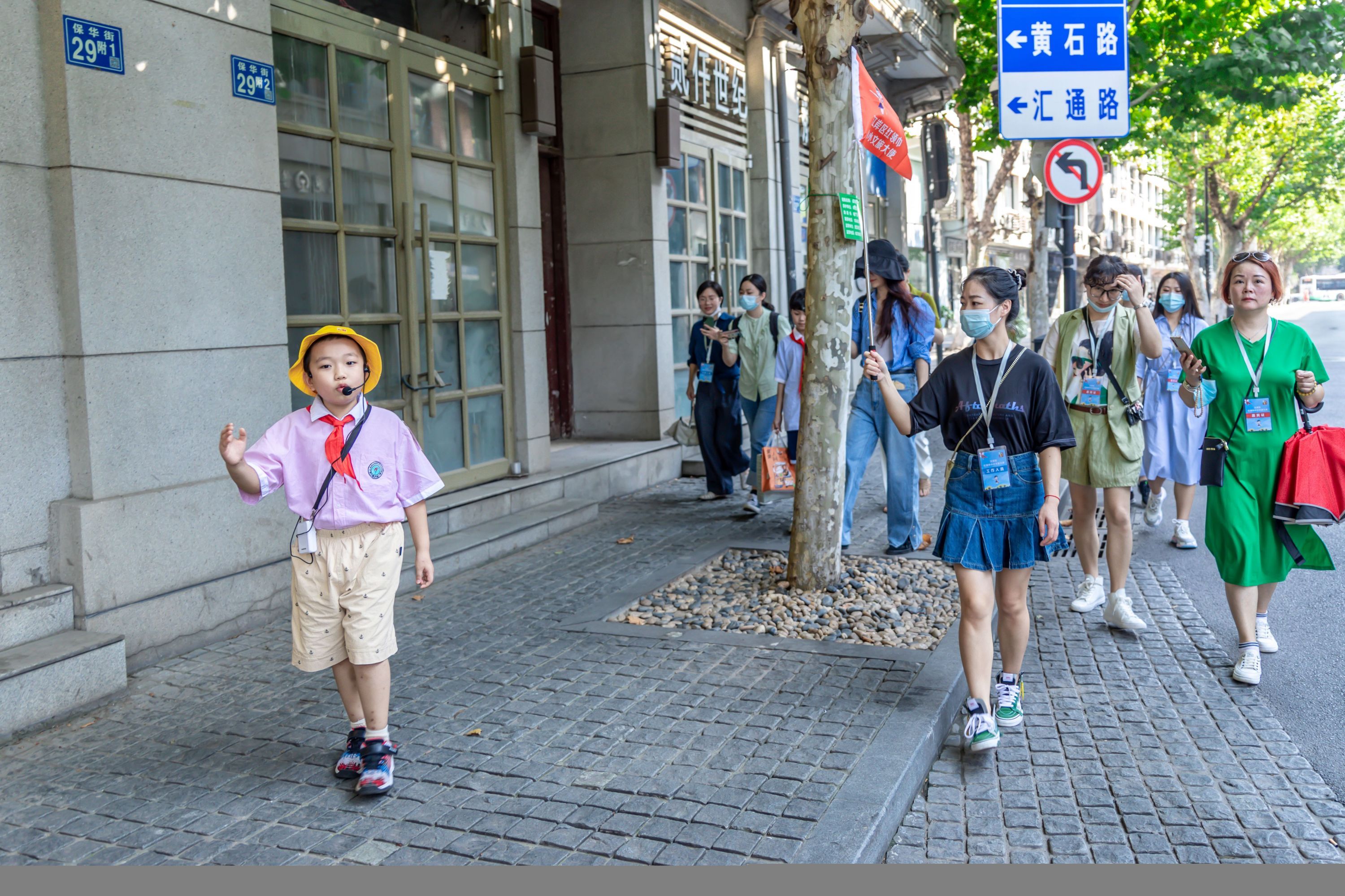 在江岸区保华街,刘锦诚指引老师参观.