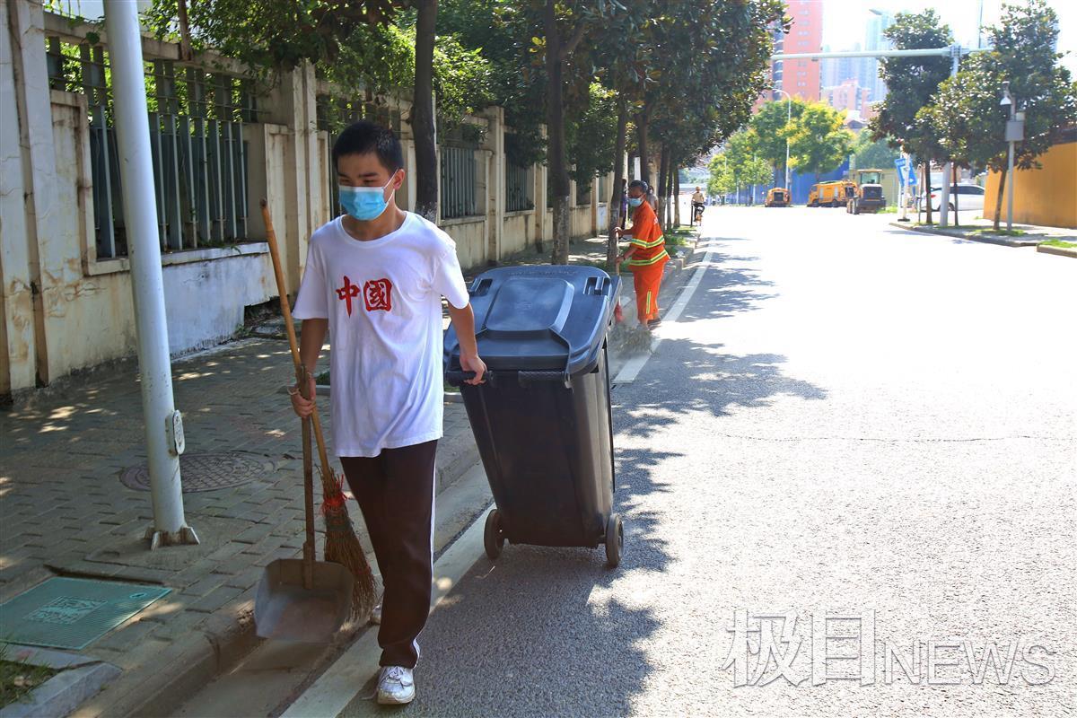 体验妈妈的不易,感受劳动创造美,大学新生开学前帮环卫妈妈清扫马路