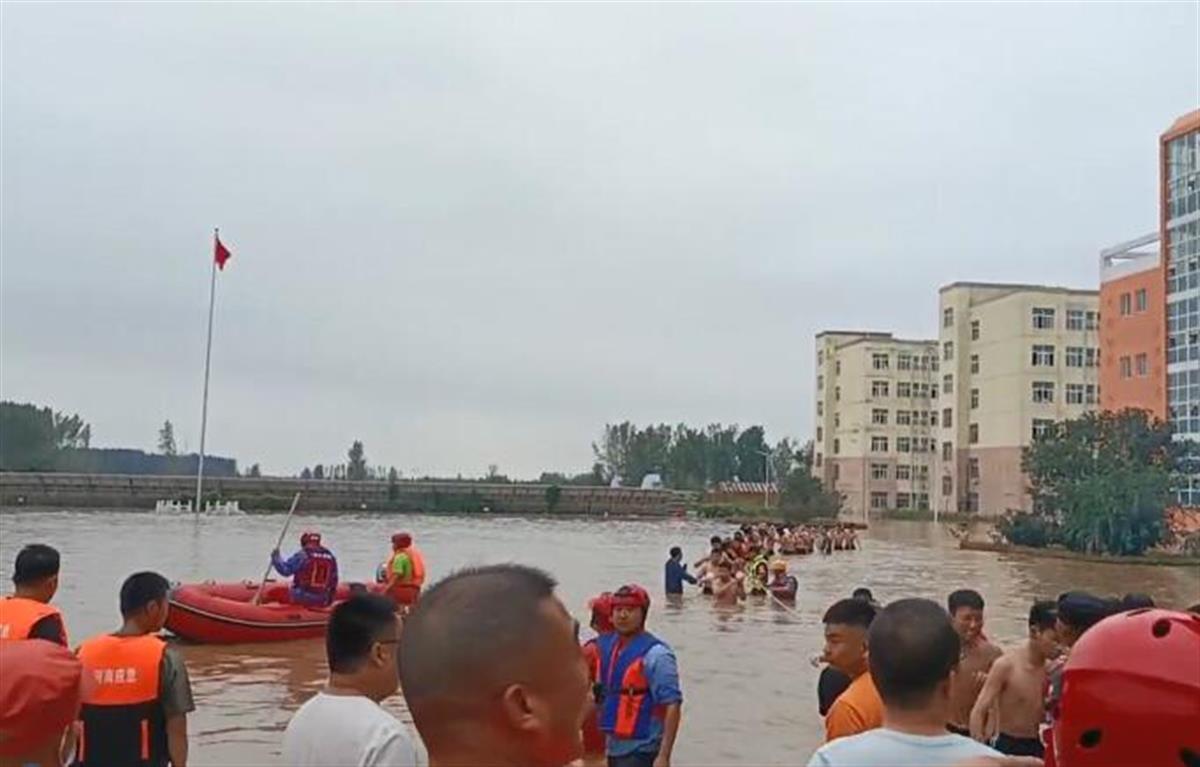 河南平顶山遭暴雨袭击,叶县高中水深超2米近3000人转移