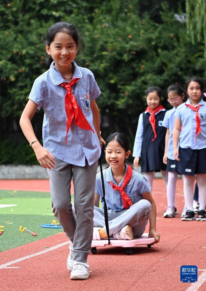 9月1日,西安市新城区后宰门小学参与课后服务的学生在进行户外活动.