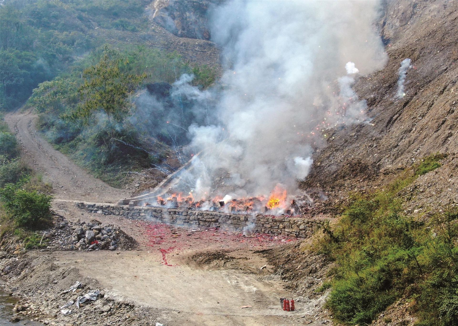 保康县黄堡镇雷家岭村一处偏远的深山沟里,升腾起璀璨的烟花,爆竹声声