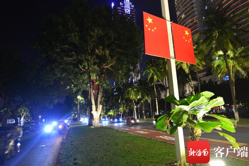 组图丨迎国庆,海口街头挂起五星红旗