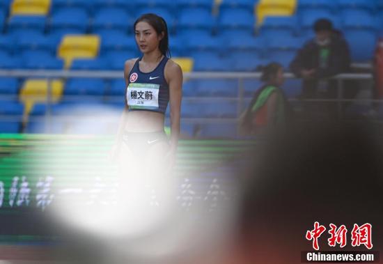 香港选手杨文蔚参加女子跳高决赛