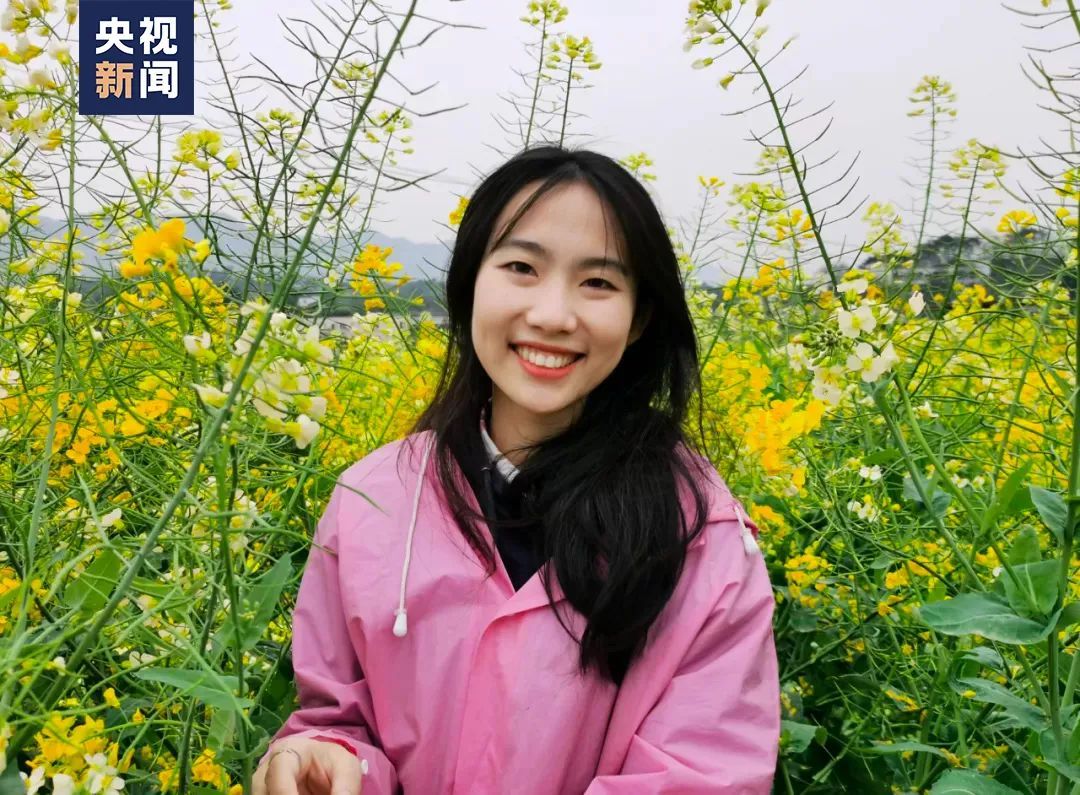 这张卡片背后,有个"油菜花女孩"