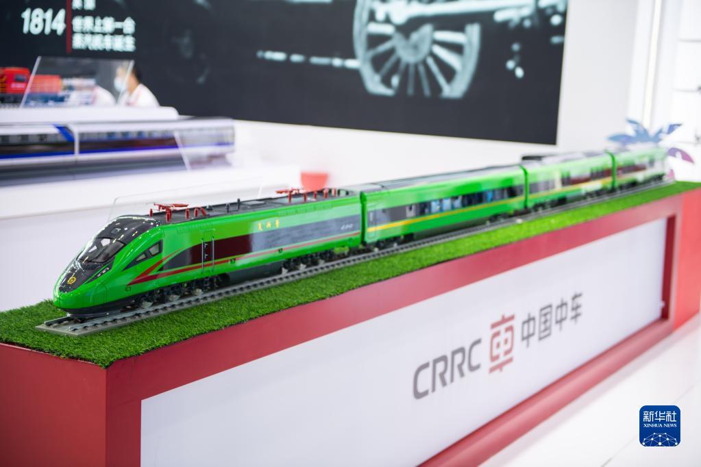 日在第二届中国-非洲经贸博览会中国中车展台拍摄的"复兴号"动车模型