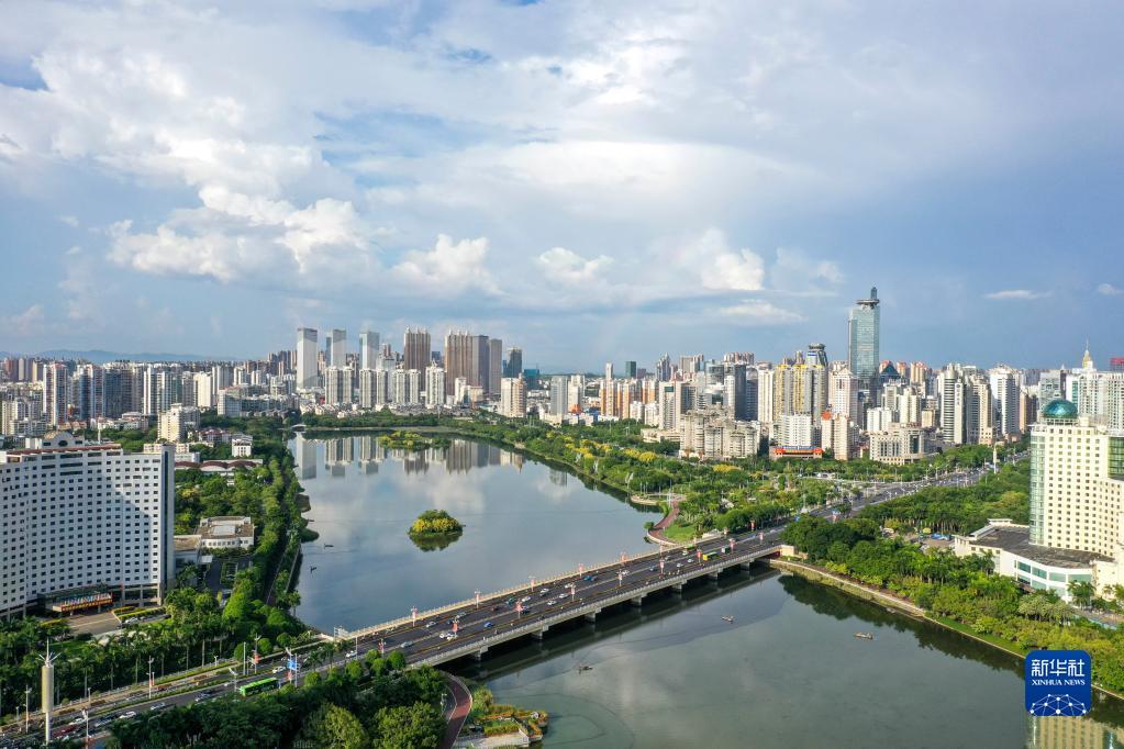 9月5日,阵雨过后,南宁上空出现彩虹,景色如画(无人机照片).