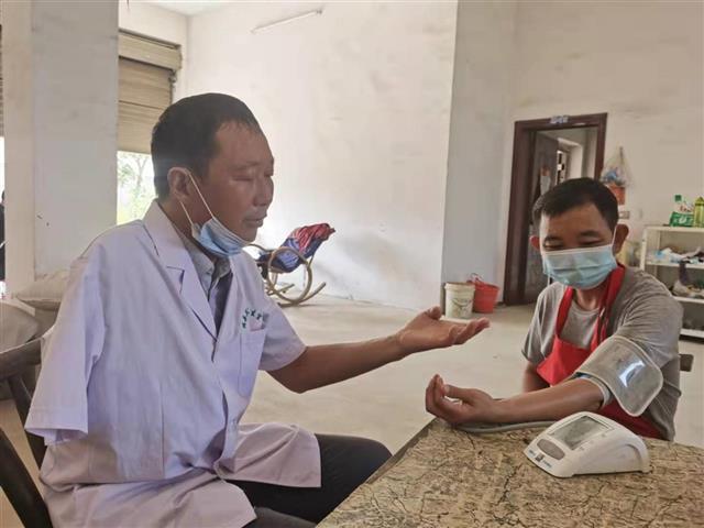 骑坏12辆自行车,出诊行程8万多公里"独臂村医"王文艮:随叫随到的"